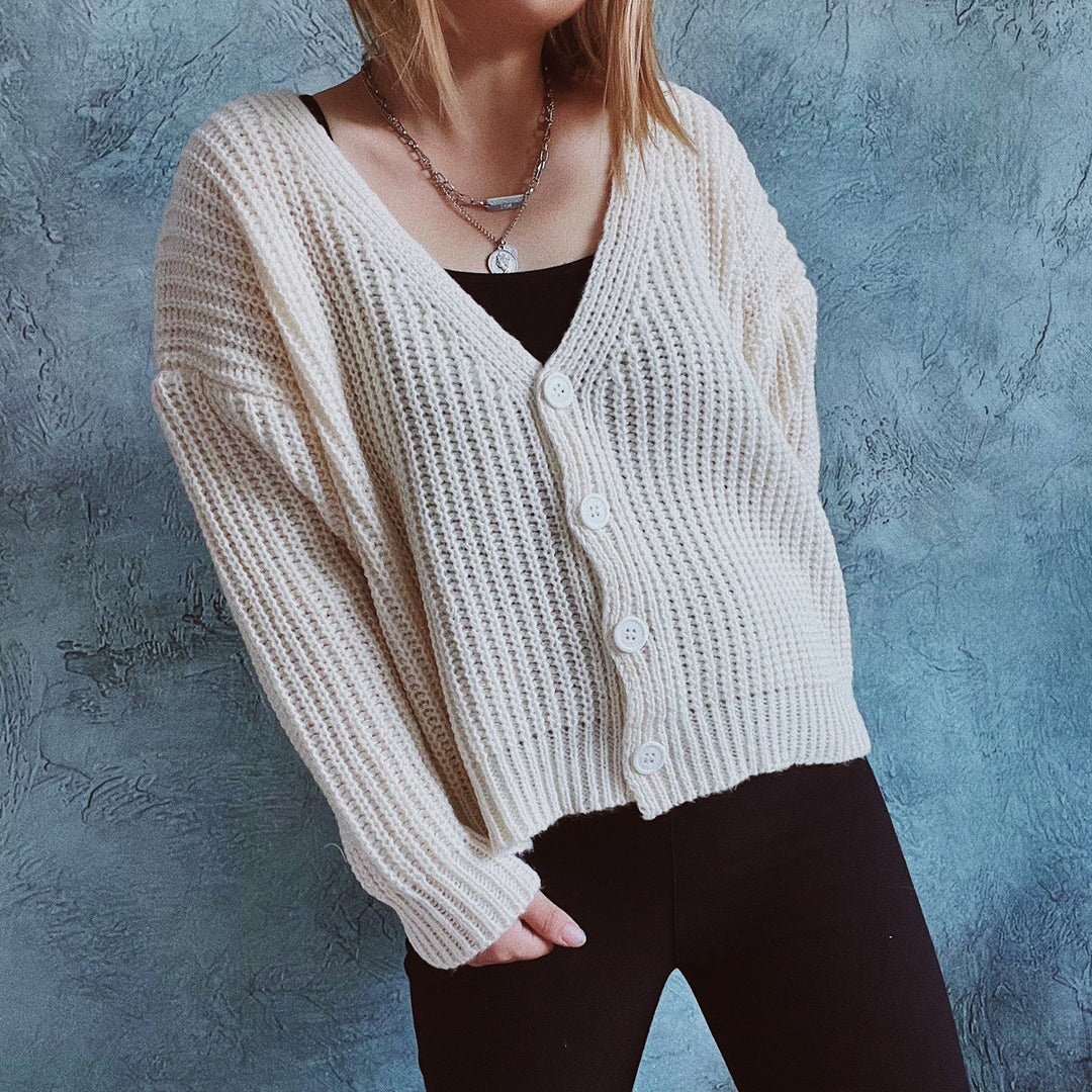Damen kuschelige Strickjacke mit modernen Knopfdetails und weitem Schnitt EB