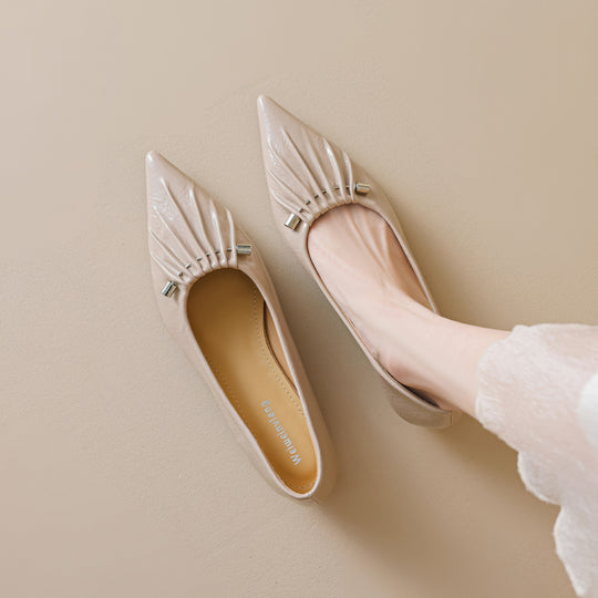 Damen spitz zulaufende Ballerinas mit dekorativem Faltendesign und metallic Akzent EB
