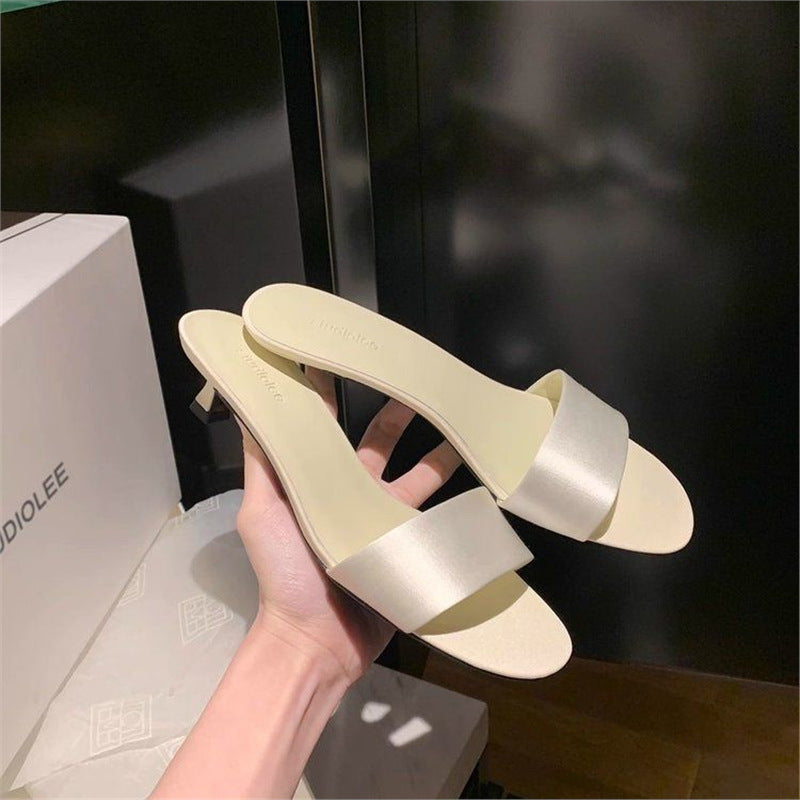 Damen flache Mules mit breiten Riemen EB