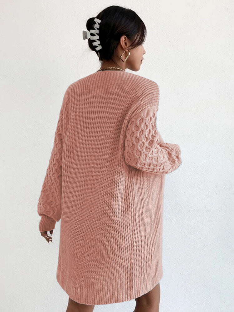 Damen Strickjacke mit kunstvollem Zopfdesign und lockerem Schnitt EB