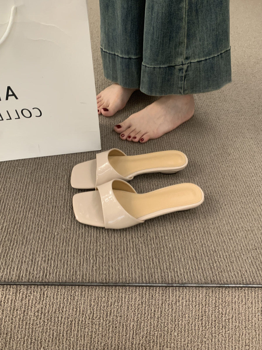 Damen Komfortable Slipper mit breitem Riemen und leichtem Absatz EB