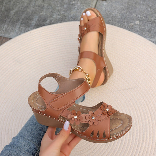 Damen Wedge-Sandaletten mit stilvollem Blüten-Design und verstellbarem Riemen EB
