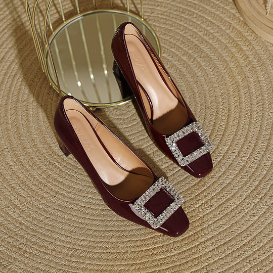 Damen Hochglanz Pumps mit funkelnder Kristallschnalle EB