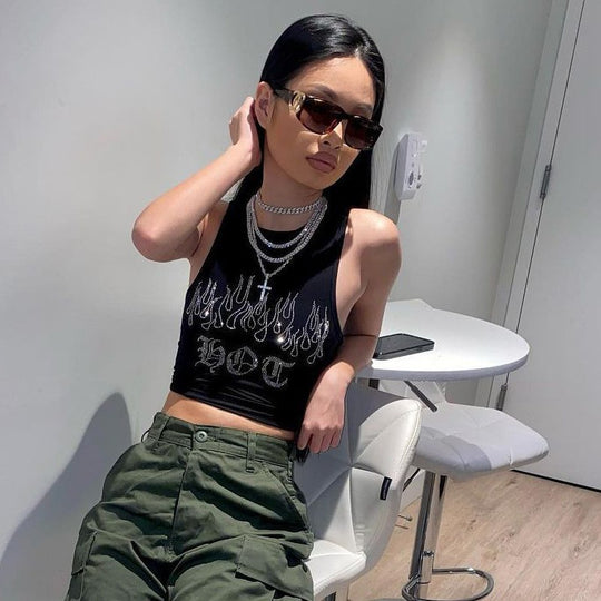 Damen Crop-Top mit auffälligem Flammenmotiv und glänzenden Akzenten EB