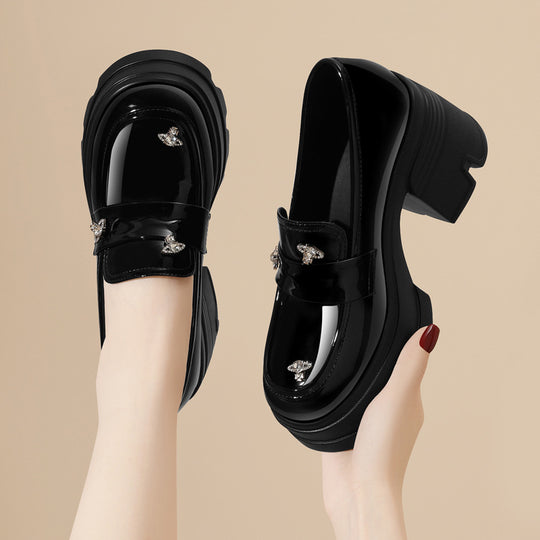 Damen Glamouröse Plattform-Mokassins mit glanzvollem Obermaterial und Schmuckdetails EB