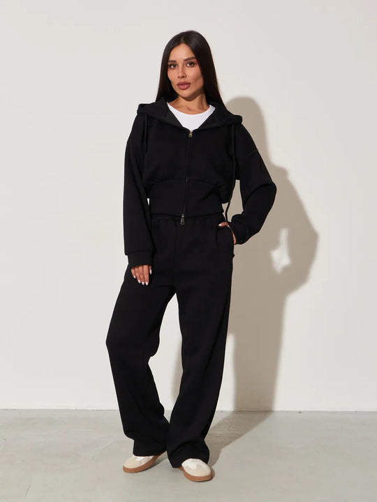 Damen kurzes Kapuzen-Zipshirt mit tailliertem Tunnelzug und weit geschnittene High-Waist-Loungehose Eichborn Berlin