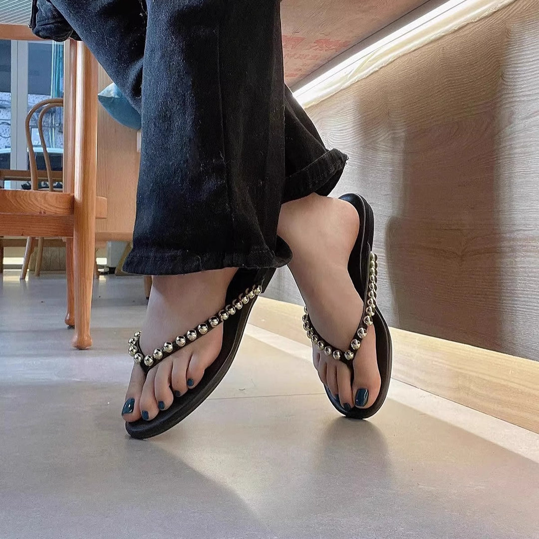 Damen Zehentrenner Sandalen mit dekorativen Perlendetails und komfortablem Fußbett EB