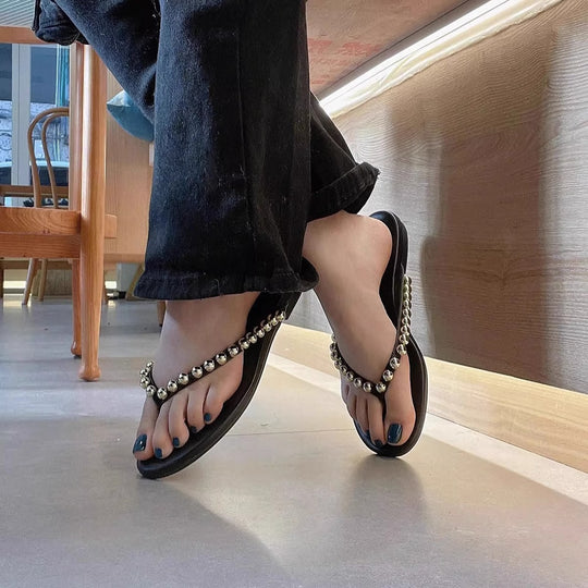 Damen Zehentrenner Sandalen mit dekorativen Perlendetails und komfortablem Fußbett EB