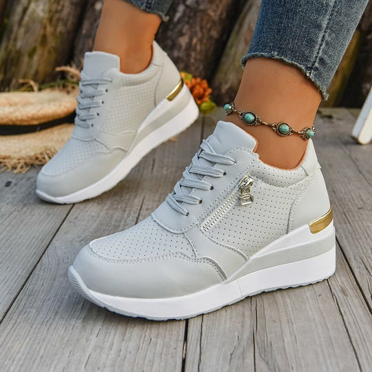 Damen Keil-Sneaker mit seitlichem Reißverschluss, perforiertem Obermaterial und ergonomischem Plateau-Fußbett EB