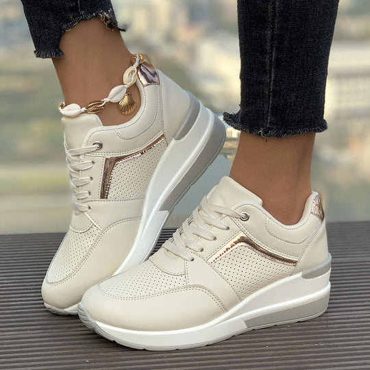 Damen Keilabsatz-Sneaker mit perforierten Einsätzen und Metallic-Details EB