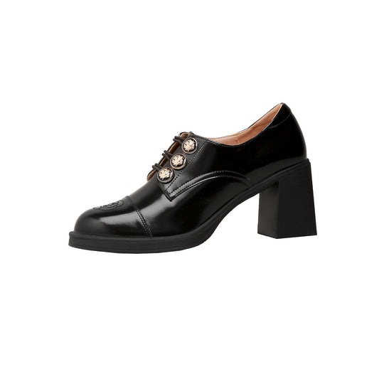 Damen Klassische Schnürpumps mit glänzender Lack-Oberfläche und stilvollen Schmuckdetails EB
