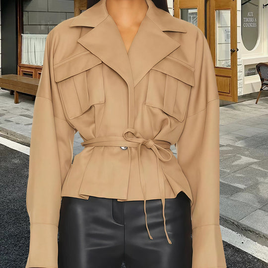 Damen elegante Jacke mit taillierter Silhouette und praktischen Taschen EB