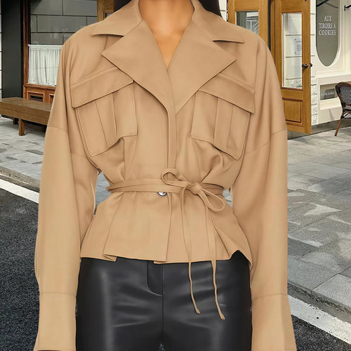 Damen elegante Jacke mit taillierter Silhouette und praktischen Taschen EB