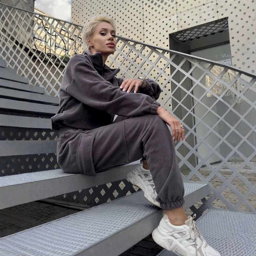 Damen sportlich-elegantes Lounge-Set aus schwerem Baumwollfleece mit Stehkragen, Kängurutasche und Cargo-Beintasche Eichborn Berlin
