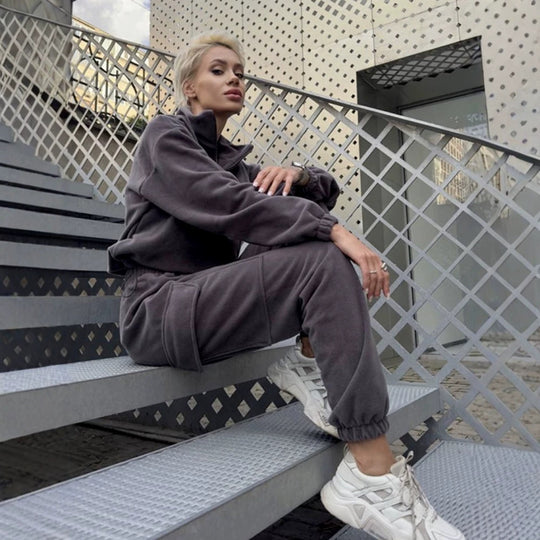 Damen sportlich-elegantes Lounge-Set aus schwerem Baumwollfleece mit Stehkragen, Kängurutasche und Cargo-Beintasche Eichborn Berlin