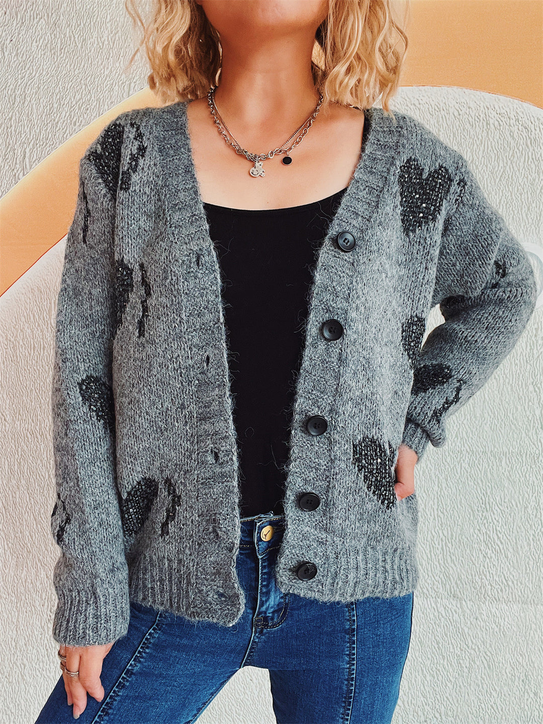 Damen gestrickte Cardigan mit Herzmuster und Knopfdetails EB