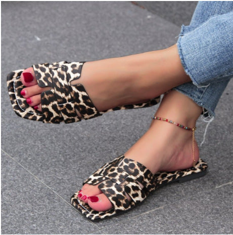 Damen modische Slip-On Sandalen mit Leopardenmuster und bequemer Fußbettgestaltung EB