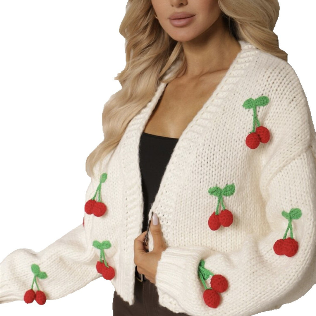 Damen Kurzcardigan aus grobem Strick mit gehäkelten Kirschen-Applikationen und V-Ausschnitt EB