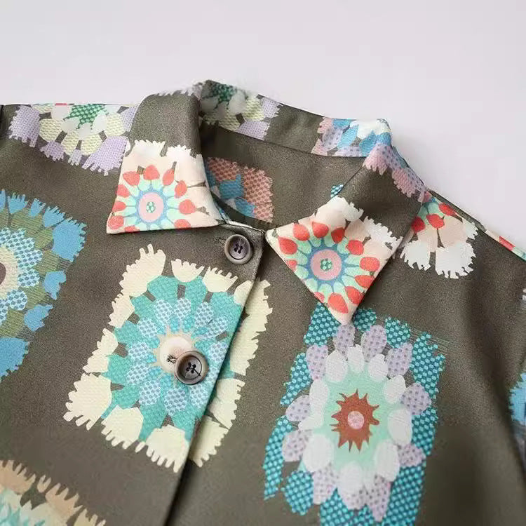 Damen Bunte Blumenjacke mit praktischen Taschen und Knopfdetails EB