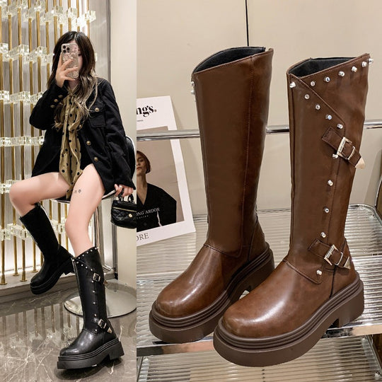 Damen Hochhackige Stiefel mit raffiniertem Riemen-Detail und glänzendem Finish EB