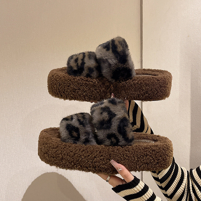 Damen Hausschuhe mit kuscheligem Plüschoberteil und eleganten Leopardenakzenten EB