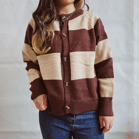 Damen lässige Strickjacke mit modischem Blockstreifenmuster und hochwertigen Knöpfen EB