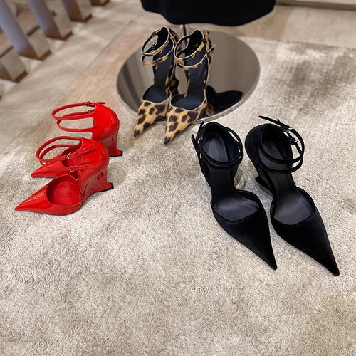 Damen spitze Pumps mit eleganten Riemen EB