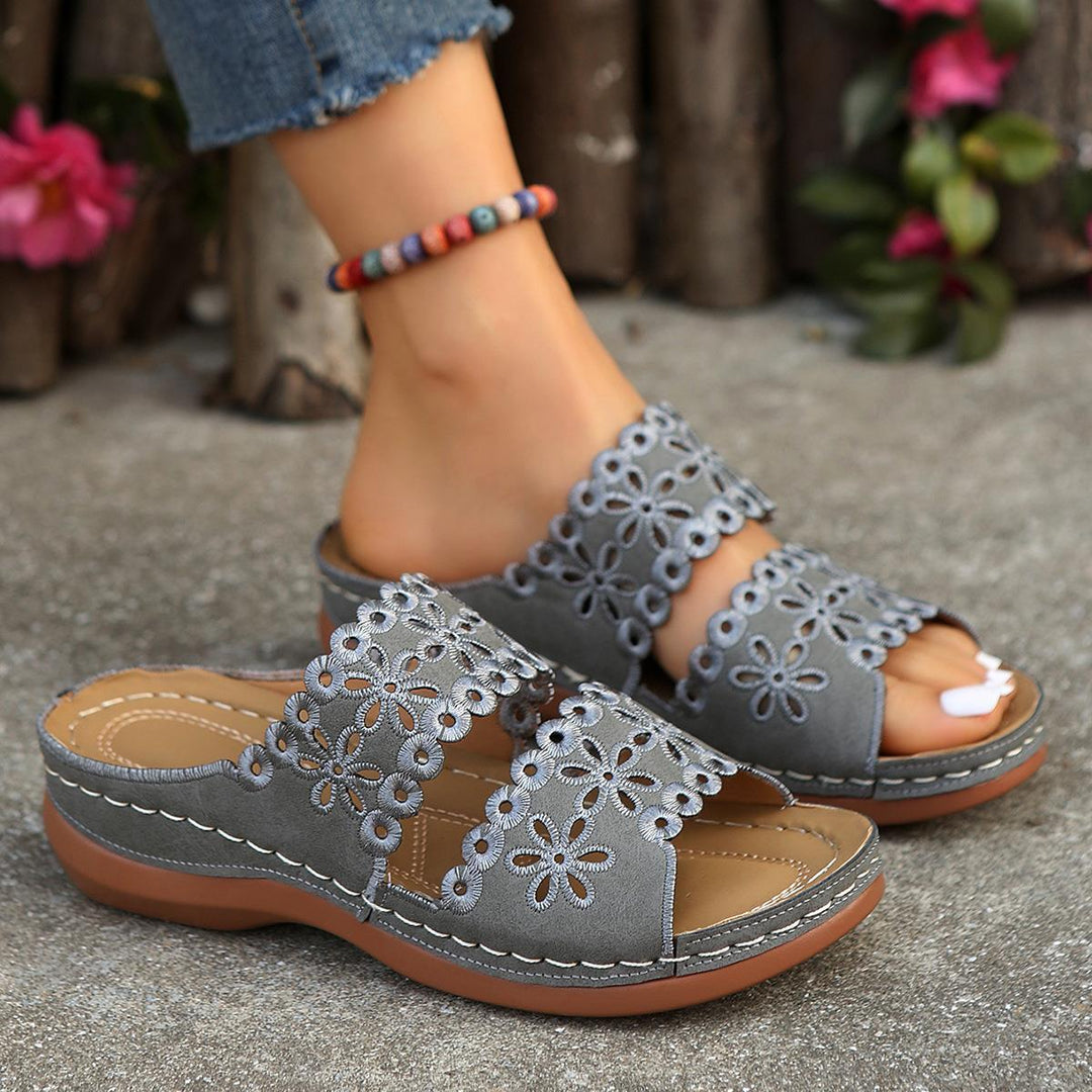 Damen komfortable Riemchen-Sandalen mit floralen Verzierungen EB