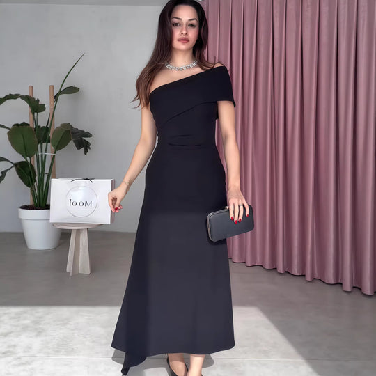 Damen Elegantes Maxikleid mit asymmetrischem Ausschnitt und raffiniertem Träger EB