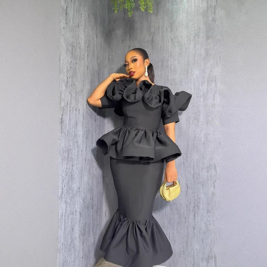Damen Figurbetontes Kleid mit extravaganten Rüschen und schickem Schößchen EB