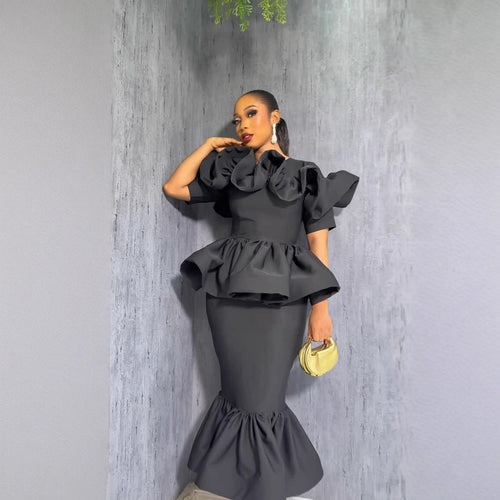 Damen Figurbetontes Kleid mit extravaganten Rüschen und schickem Schößchen EB