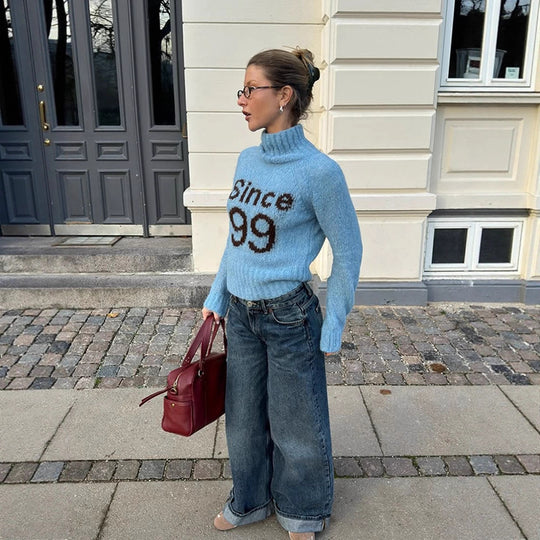 Damen Oversized Strickpullover mit hohem Kragen und einzigartigem Schriftzug EB