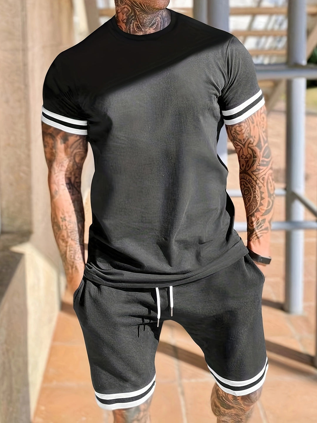 Herren nan sportliches Lounge-Set aus hochwertiger Baumwollmischung mit körpernahem Kurzarmshirt und Kordel-Shorts mit kontrastierenden Bündchen EB
