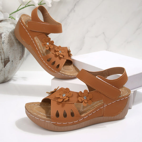 Damen Komfort-Wedgesandalen mit verstellbarem Klettverschluss und Blütenapplikation EB