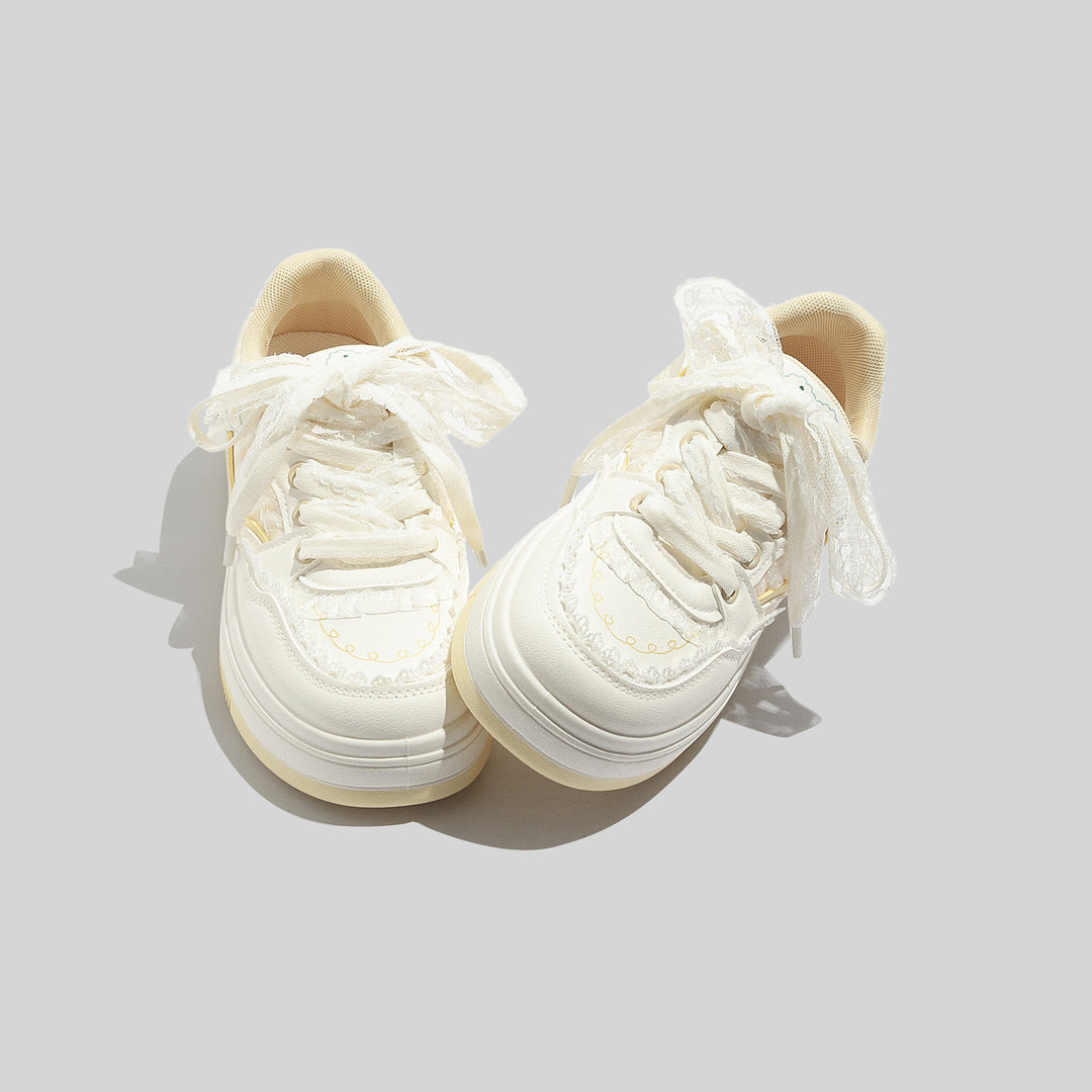 Damen Sneaker mit verspieltem Design und romantischen Spitzenakzenten EB