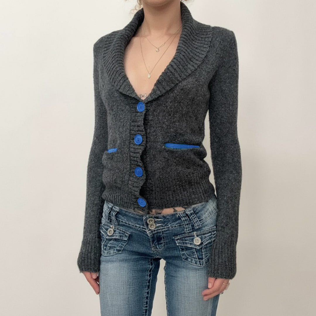 Damen nan kurze Strickjacke mit Schalkragen, Zierknopfleiste und kontrastierenden Taschenpaspeln EB
