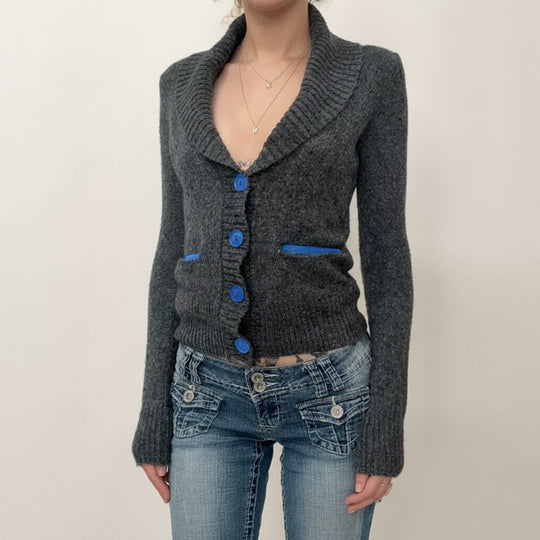 Damen nan kurze Strickjacke mit Schalkragen, Zierknopfleiste und kontrastierenden Taschenpaspeln EB
