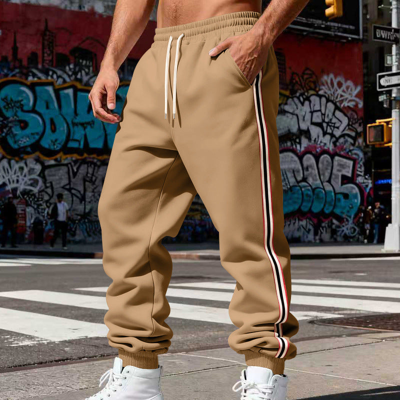 Herren Urbaner Slim-Jogger aus French Terry mit Seitenstreifen und gerippten Bündchen EB