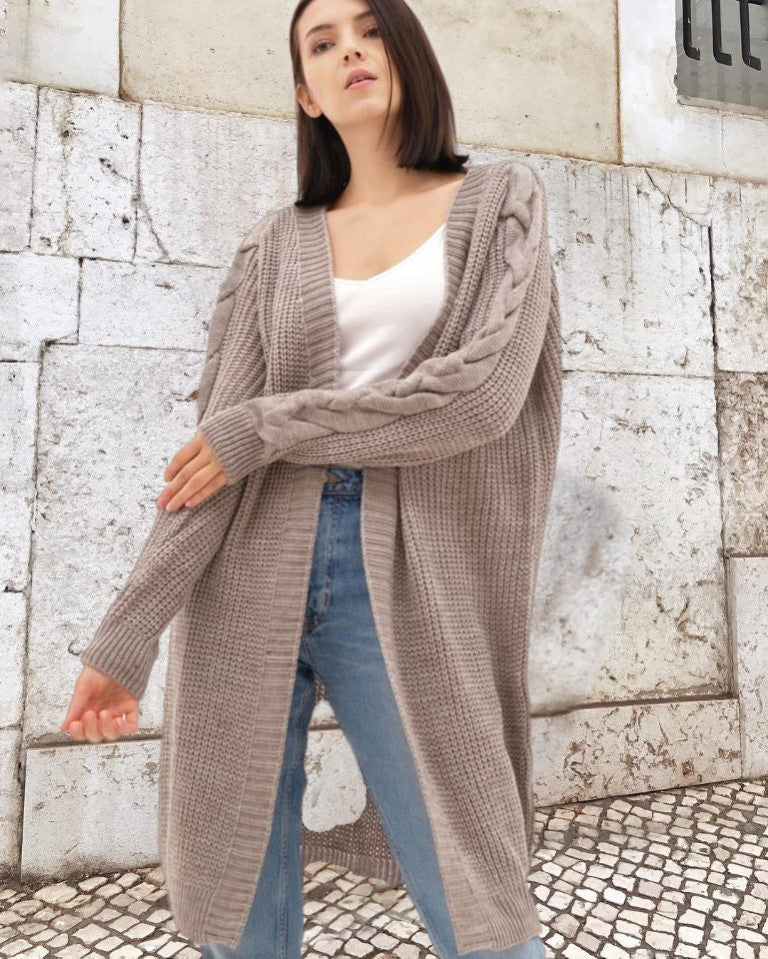 Damen Grobstrickmantel mit eleganten Zopfdetails und lässigem Schnitt EB