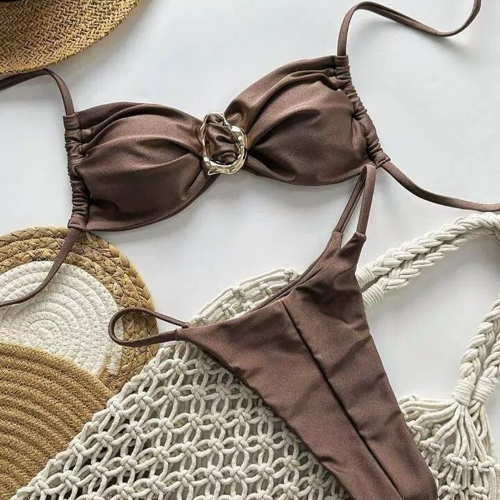 Damen Bikinis mit dekorativem Accessoire EB