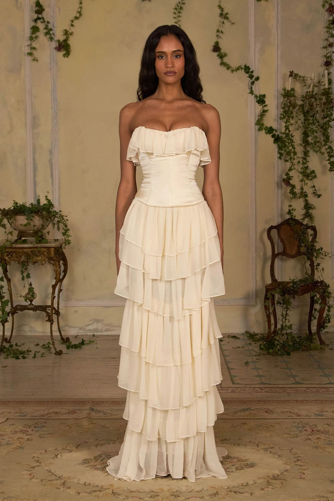 Damen Elegantes, schulterfreies Maxikleid mit fließenden Rüschen EB