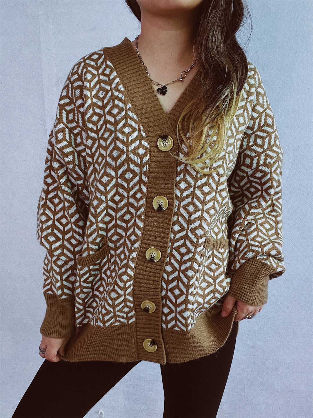 Damen Strickjacke mit geometrischem Muster und Knopfdetails EB