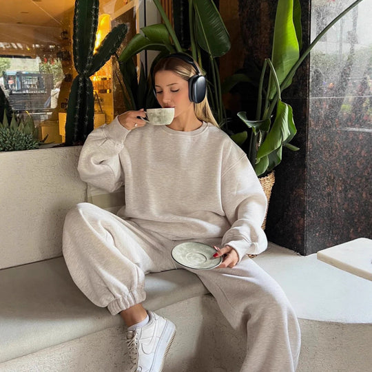 Damen Oversize-Crewneck und High-Waist Tunnelzug-Jogginghose Set aus weichem French-Terry Eichborn Berlin