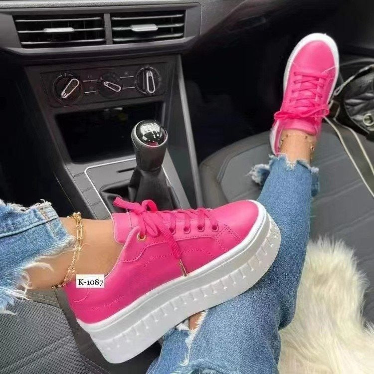 Damen Plateau-Sneaker mit glänzender Oberfläche und gepolsterter Sohle EB
