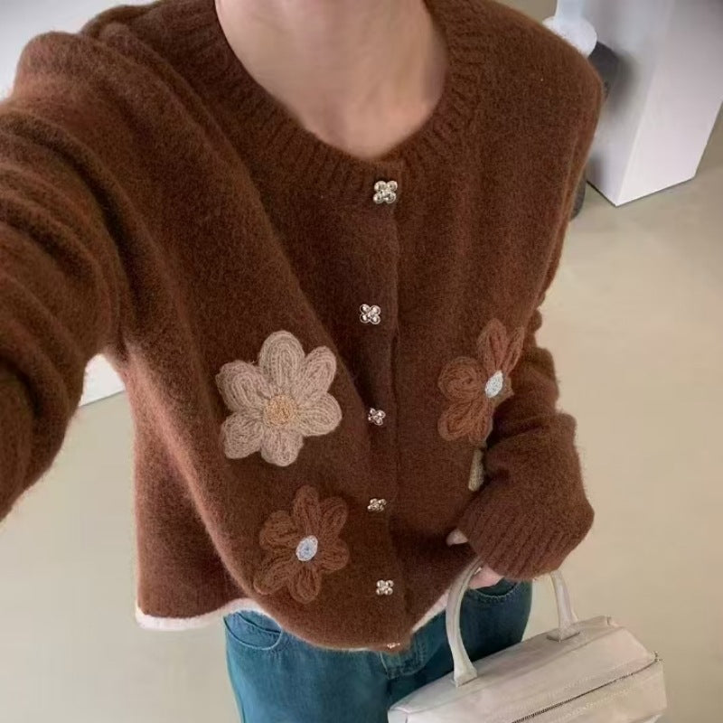 Damen Strickjacke mit floralen Applikationen und eleganten Knopfdetails EB