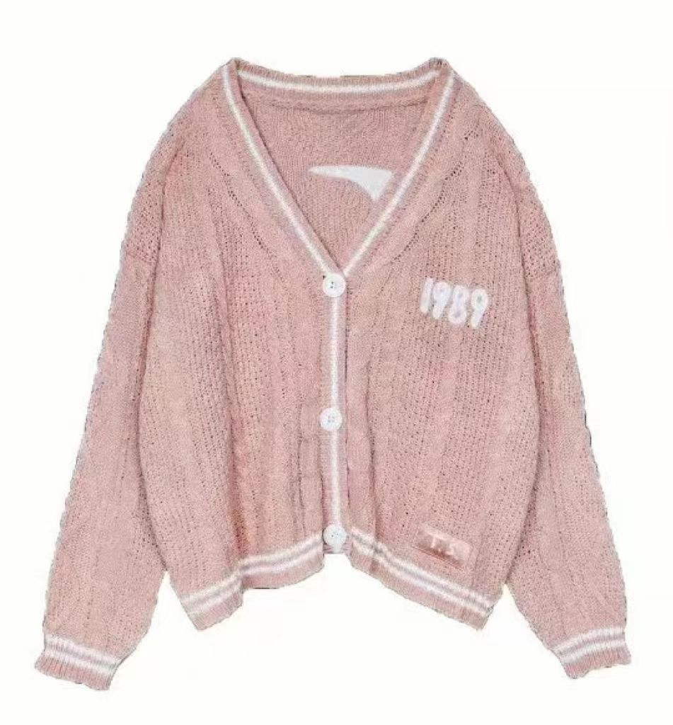 Damen nan kurze gestrickte V Ausschnitt Strickjacke mit Zopfmuster und Perlmuttknöpfen EB