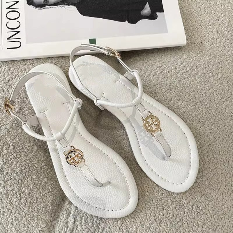Damen elegante flache Riemchen-Sandalen mit Zehensteg und goldener Zierapplikation EB