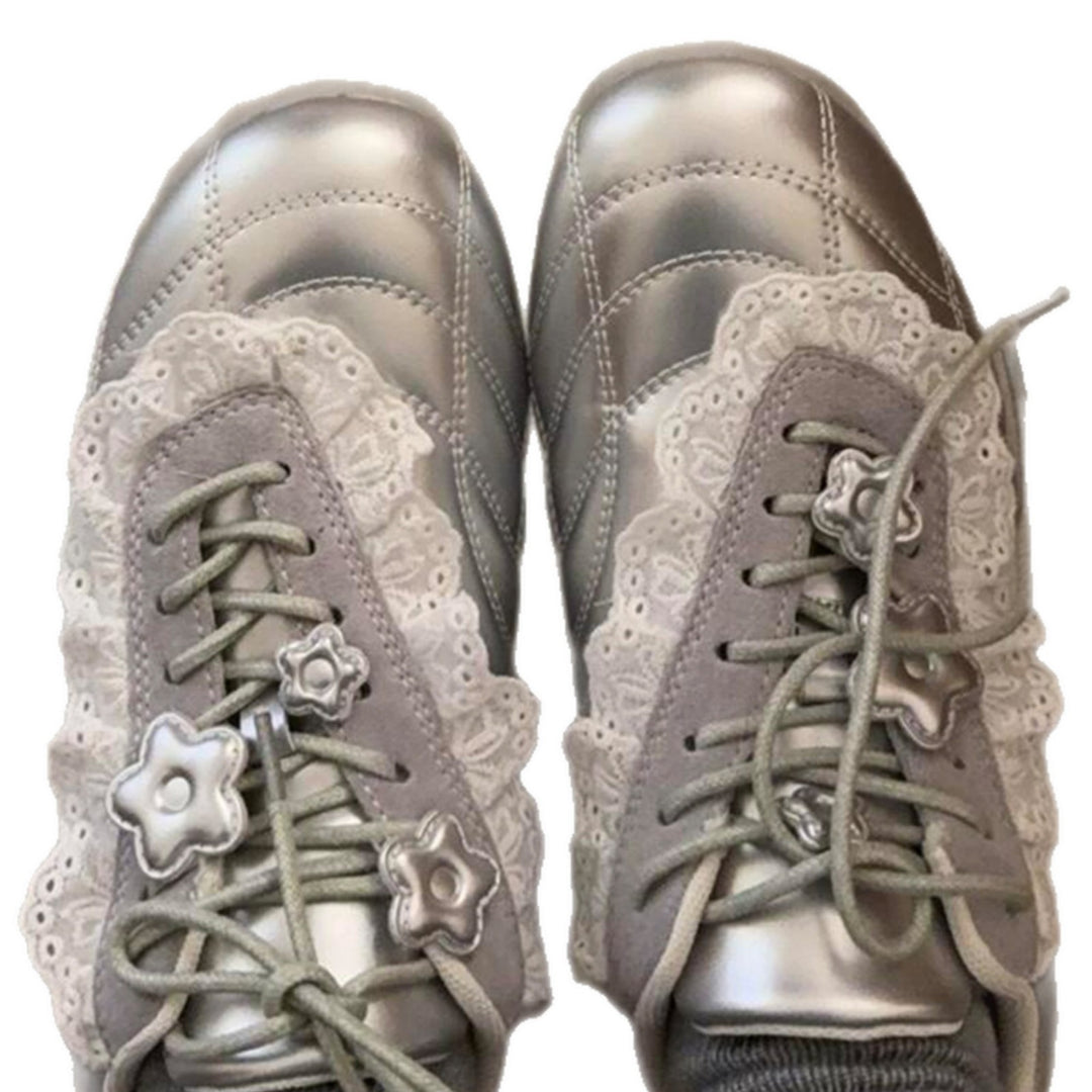 Damen Sneaker mit romantischem Spitzendetail und sportlichem Design EB