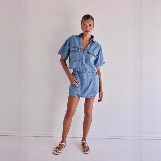 Damen Denim-Crop-Hemd mit aufgesetzten Taschen und passendem Rock EB