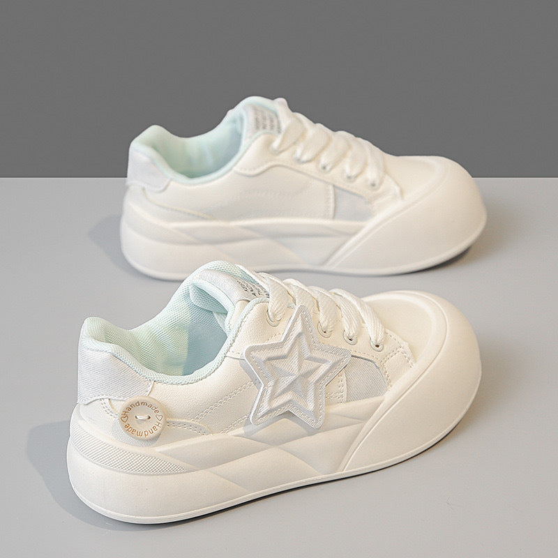 Damen Sneakers mit leichtem Profil und trendy Sternen-Details EB
